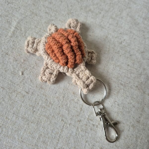 20251204_133519 Porte-clés Tortue en coton – Terracotta & Beige